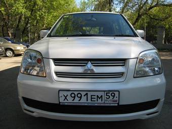 2003 Mitsubishi Dion Photos