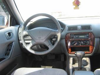2003 Mitsubishi Galant Photos