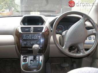 2002 Mitsubishi Grandis Pictures