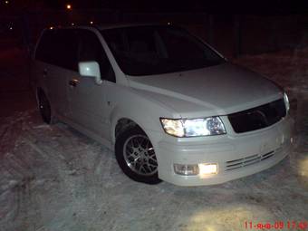 2002 Mitsubishi Grandis Pictures