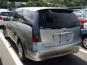 2003 Mitsubishi Grandis Photos