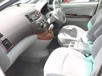 2003 Mitsubishi Grandis Photos