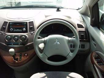 2003 Mitsubishi Grandis Images