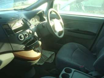 2003 Mitsubishi Grandis Pictures