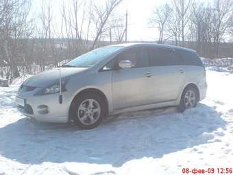 2003 Mitsubishi Grandis Pictures