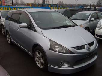 2003 Mitsubishi Grandis Photos