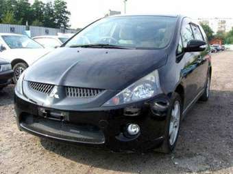 2003 Mitsubishi Grandis Photos