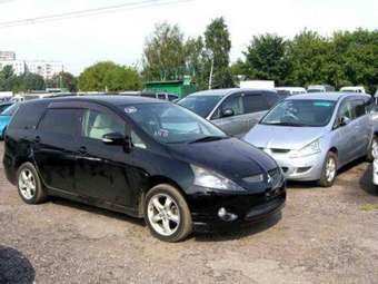 2003 Mitsubishi Grandis Pictures