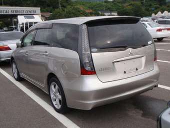 2003 Mitsubishi Grandis Photos