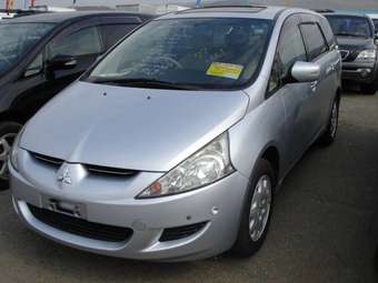 2003 Mitsubishi Grandis Pictures