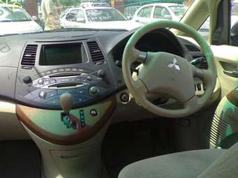 2003 Mitsubishi Grandis Pictures