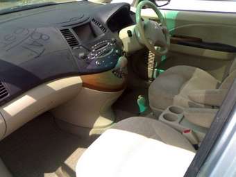 2003 Mitsubishi Grandis Photos