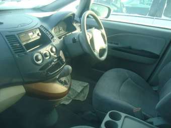 2003 Mitsubishi Grandis Pictures