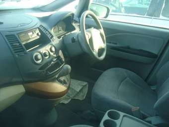 2003 Mitsubishi Grandis Pictures