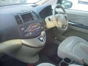 2003 Mitsubishi Grandis Photos