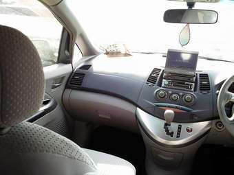 2003 Mitsubishi Grandis Pictures