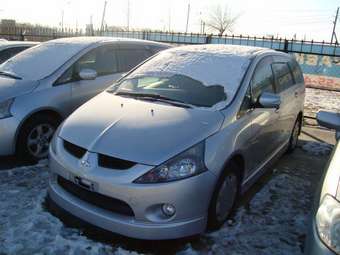 2003 Mitsubishi Grandis Photos