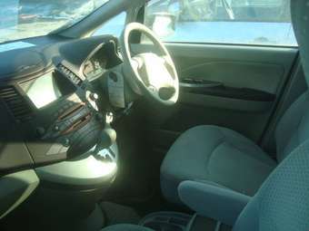 2003 Mitsubishi Grandis Pictures