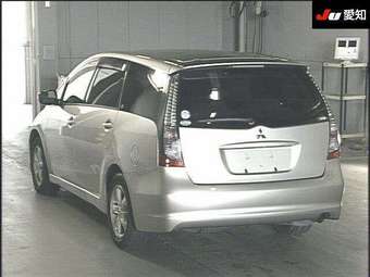 2003 Mitsubishi Grandis Photos