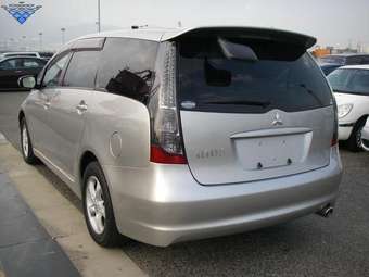 2003 Mitsubishi Grandis Photos