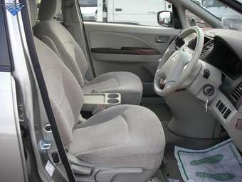 2003 Mitsubishi Grandis Images