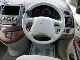 2003 Mitsubishi Grandis Pictures