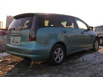 2003 Mitsubishi Grandis Photos