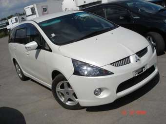 2003 Mitsubishi Grandis Pictures