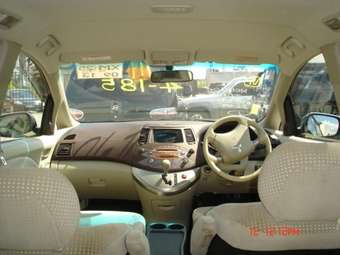 2003 Mitsubishi Grandis Photos