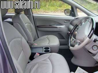 2003 Mitsubishi Grandis Photos