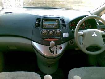 2003 Mitsubishi Grandis Photos