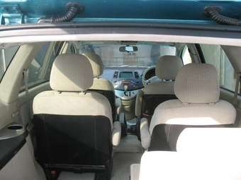 2003 Mitsubishi Grandis Pictures
