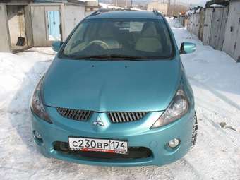 2003 Mitsubishi Grandis Photos