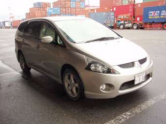 2003 Mitsubishi Grandis Photos