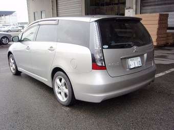 2003 Mitsubishi Grandis Photos