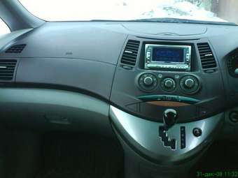 2003 Mitsubishi Grandis Photos