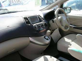 2003 Mitsubishi Grandis Pics
