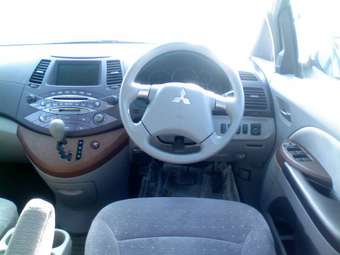 2003 Mitsubishi Grandis Pics