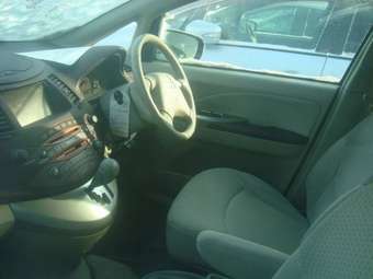 2003 Mitsubishi Grandis Photos