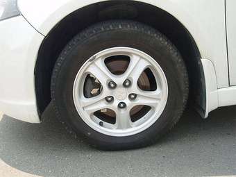 2003 Mitsubishi Grandis Photos