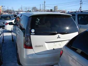 2003 Mitsubishi Grandis Pictures
