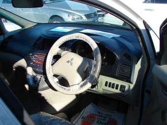 2003 Mitsubishi Grandis Pictures