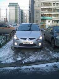 2003 Mitsubishi Grandis Photos