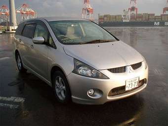 2003 Mitsubishi Grandis Photos