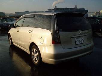 2003 Mitsubishi Grandis Pictures