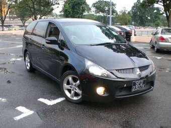 2003 Mitsubishi Grandis Pictures