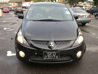 2003 Mitsubishi Grandis Photos