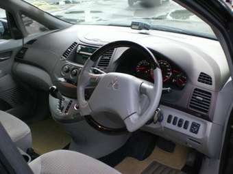 2003 Mitsubishi Grandis Pictures