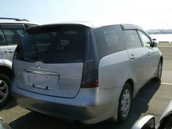 2003 Mitsubishi Grandis Pictures