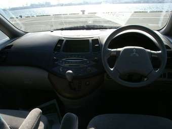 2003 Mitsubishi Grandis Pics